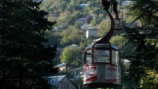 Foto: Kereta Gantung Unik di Negara Georgia