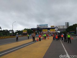 Menhub Cek Hari Pertama Ganjil Genap di Tol Bekasi Barat