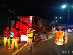 Bus Terguling di Tol Jatiasih Arah Cikunir