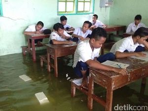 Air Sungai Meluap, Pelajar Lamongan Terpaksa Ujian di Tengah Banjir