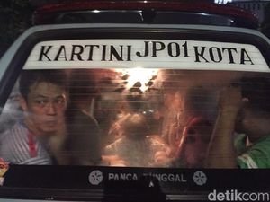 Pakai Angkot, Penjudi yang Ditangkap di Sawah Besar Dibawa ke Polda