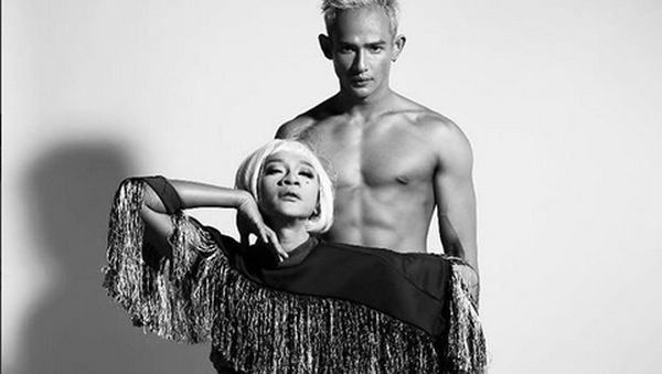 Art Alert, Aming Jadi Cewek pas Pose Bareng Cowok Bertelanjang Dada