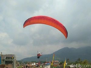 Garut Rintis Wisata Paralayang dan Gantole