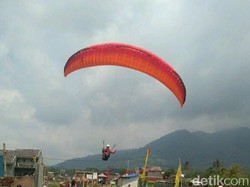 Garut Rintis Wisata Paralayang dan Gantole
