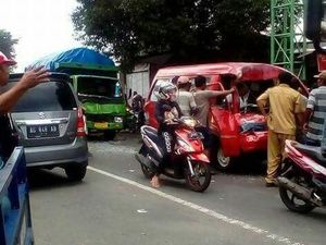 Kecelakaan Beruntun di Jombang, Sopir Angkot Terjepit