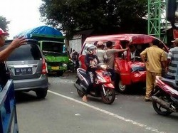 Kecelakaan Beruntun di Jombang, Sopir Angkot Terjepit