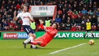 Berhadapan dengan kiper Bournemouth Asmir Begovic, Kane berhasil menyepak si kulit bundar yang lantas meluncur ke gawang tim tuan rumah. (Foto: Matthew Childs/Action Images via Reuters)