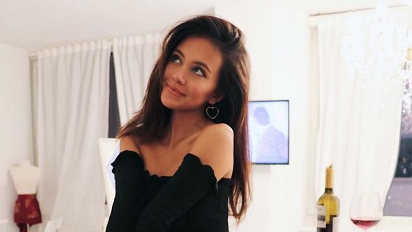 Foto Esma Ilyas: CEO Muda, Bikini dan Pantai