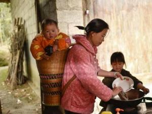 Tak Ada Kata Telat untuk Belajar, Ini Kisah Ibu Masuk TK Bareng Anaknya