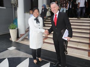 Pulang dari Liverpool, Ini Oleh-oleh yang Dibawa Risma