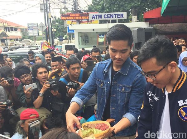 Intip Keseruan Gibran dan Kaesang Perkenalkan Menu Baru Markobar dan Sang Pisang