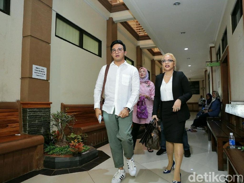 Harta Alasan Cinta Ratu Tuntut Roby Geisha Ubah Gugatan Cerai? Harta Alasan Cinta Ratu Tuntut Roby Geisha Ubah Gugatan Cerai?