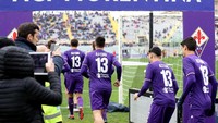 Fiorentina memainkan laga pertamanya usai meninggalnya Davide Astori dengan menghadapi Benevento di Artemio Franchi, Minggu (11/3). Para pemain Fiorentina melakukan pemanasan dengan memakai seragam Astori. Foto: Gabriele Maltinti/Getty Images