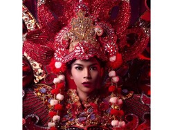 Transgender Indonesia Menang Kostum Terbaik di Miss International Queen