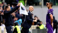 Usai mencetak gol, Vitor Hugo merayakannya dengan mengangkat kaus bergambar Astori. Ia kemudian memberi hormat layaknya prajurit kepada kaptennya. Foto: Gabriele Maltinti/Getty Images