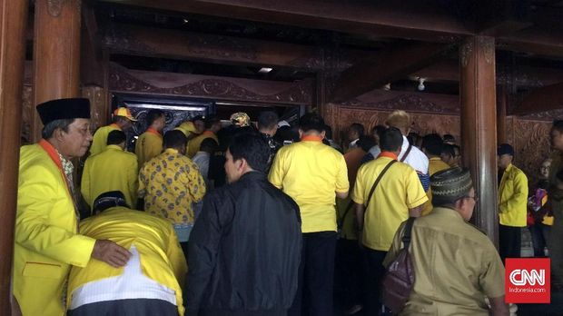 Lantun Doa Kader Berkarya untuk Tommy di Makam Soeharto