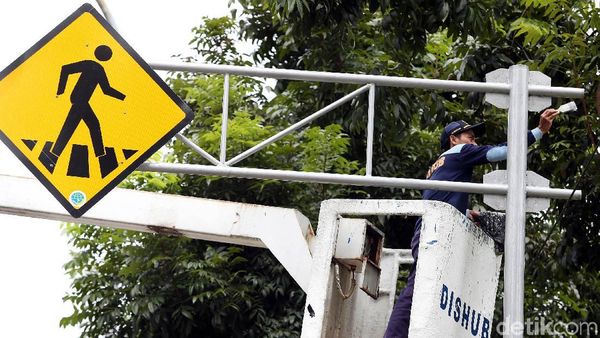 Perawatan Rambu Lalu Lintas di Jalan Medan Merdeka Selatan