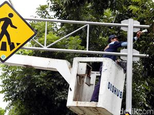 Perawatan Rambu Lalu Lintas di Jalan Medan Merdeka Selatan