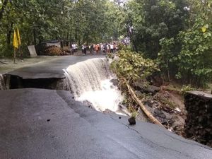 Ngeri! Begini Penampakan Jalan Putus di Karanganyar
