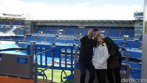 Bagian pembuka tur Bernabeu, melihat stadion dari tribune paling atas. 