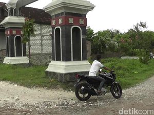Bikin Bingung, Gapura di Rembang Ini Tak Sesuai Alur Jalan Bikin Bingung, Gapura di Rembang Ini Tak Sesuai Alur Jalan