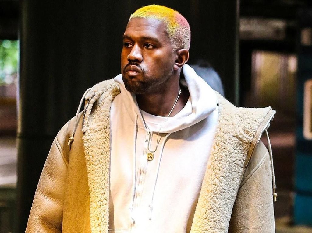 Kanye West Buang Ponselnya Demi Selesaikan Album Baru Kanye West Buang Ponselnya Demi Selesaikan Album Baru
