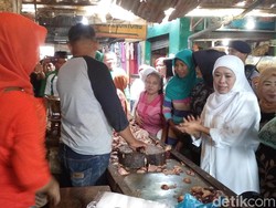 Khofifah ke Pasar Tanjung Anyar, Pedagang Curhat Sepi Pembeli