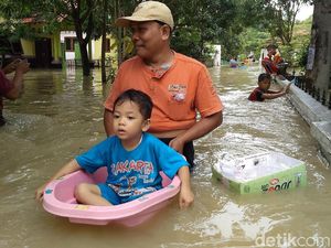 Banjir Terjang 7 Kecamatan di Cirebon, Ribuan Rumah Terendam Banjir Terjang 7 Kecamatan di Cirebon, Ribuan Rumah Terendam