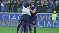 Para pemain Fiorentina saling menguatkan satu sama lain. Foto: Claudio Giovannini/AFP PHOTO