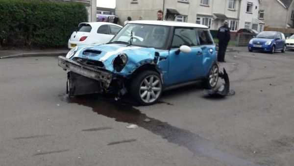 Foto: Gara-gara Mobil Ini, Warga Cardiff Tak Bisa Akses Internet