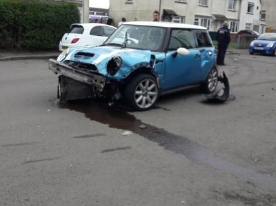 Foto: Gara-gara Mobil Ini, Warga Cardiff Tak Bisa Akses Internet