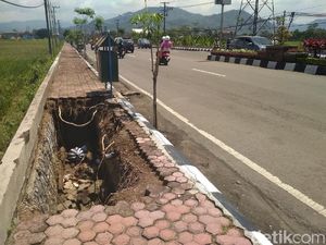Duh, Trotoar di Trenggalek Ini Mengenaskan