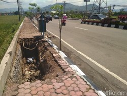 Duh, Trotoar di Trenggalek Ini Mengenaskan