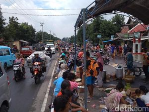 Banjir Cirebon, Warga Mengungsi di Jalan Raya Banjir Cirebon, Warga Mengungsi di Jalan Raya