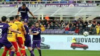 Fiorentina membuka keunggulan di menit ke-24. Vitor Hugo mencetak gol lewat tandukan kepala untuk membawa Fiorentina memimpin 1-0. Foto: Gabriele Maltinti/Getty Images