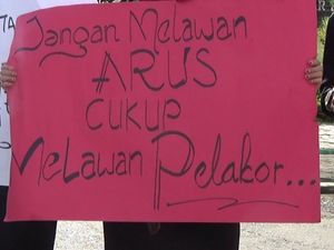 Aksi di Bone: Jangan Melawan Arus, Cukup Melawan Pelakor