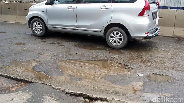 Penampakan Jalan Rusak Karena Proyek 6 Ruas Tol Dalam Kota