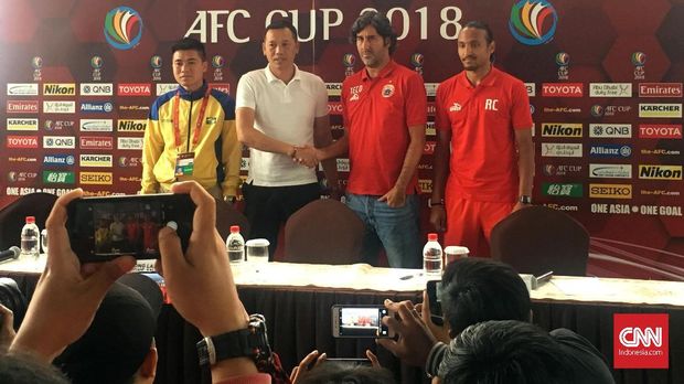 Pelatih Song Lam Nguyen Duc Thang harus membagi kekuatan timnya untuk Piala AFC dan Liga Vietnam.