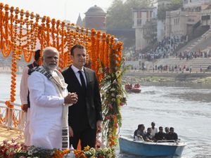 Ke India, Presiden Macron Susuri Sungai Gangga Bareng PM Modi