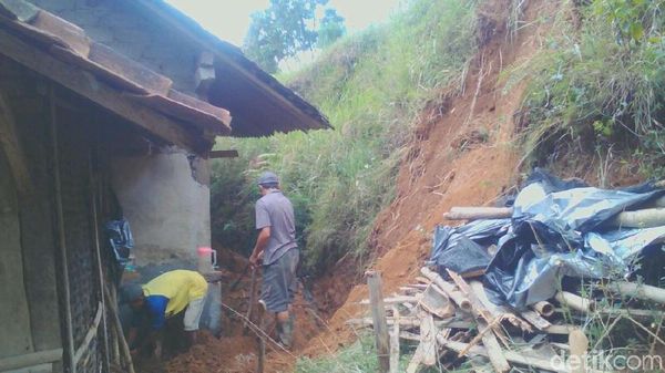 Penampakan Rumah Diterjang Longsor di Magelang