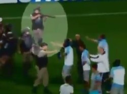 Laga Atletico Mineiro vs Arsenal di Copa Libertadores 2013 berakhir ricuh, di mana pemain Arsenal coba menyerang wasit karena tidak puas dengan kinerjanya. Kepolisian mengamankannya, di mana salah seorang anggota polisi bersiap menembak pemain Arsenal dengan senapannya. (Foto: Screenshots Youtube)