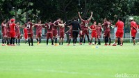 Para pemain Persija melakukan pemanasan.