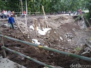 Jalur Putus ke Alastuwo Karanganyar Sudah Bisa Dilewati Motor Jalur Putus ke Alastuwo Karanganyar Sudah Bisa Dilewati Motor
