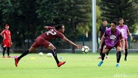 Pada laga sebelumnya yang digelar di markas Song Lam Nghe An, Persija harus puas dengan hasil imbang 0-0 meski tim lawan menyudahi permainan dengan sepuluh pemain.