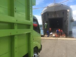 Pakai Kapal Perang, 150 Ton Beras Dikirim ke Maluku Tenggara Barat