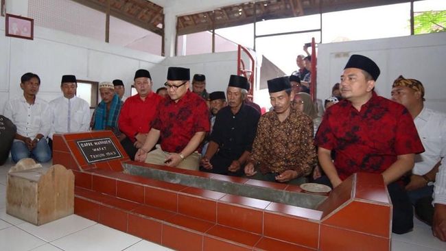 Berbatik Merah, Cak Imin Ziarah ke Makam Pak Marhaen Berbatik Merah, Cak Imin Ziarah ke Makam Pak Marhaen