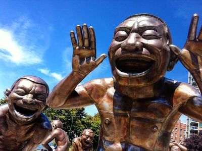 Foto: Patung Tertawa Ini, Lucu Atau Seram?