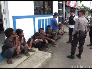 Aparat Gabungan Razia Anak Punk di Tasikmalaya Aparat Gabungan Razia Anak Punk di Tasikmalaya