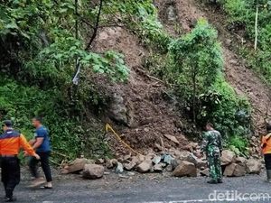 Hati-hati! Tebing Jalur Lumajang-Malang Retak dan Rawan Longsor