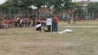 Pada 2016, sebuah pertandingan sepakbola di distrik Cordoba, Argentina, terpaksa dihentikan setelah wasit bernama Cesar Flores tewas ditembak di lapangan. Pelakunya adalah pemain yang dikartu merah sang wasit. (Foto: Screenshots Youtube)